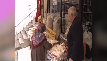 Bursa'da kar kapıya dayanınca vatandaşlar yün iç çamaşırlarına hücum etti