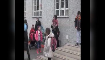 Bursa'da fedakar anne 4 yıldır kızını kucağında taşıyor