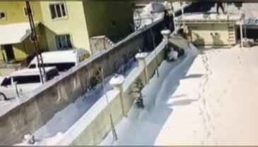 Çatıdan öyle bir düştü ki... O anlar kamerada
