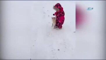 Küçük çocuğu yere serdi!