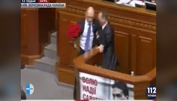 Ukrayna'da bir vekil Başbakan'ı kucaklayarak kürsüden indirmeye kalktı