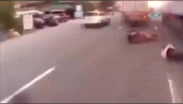Motosiklet kamyonları geçerken devrildi