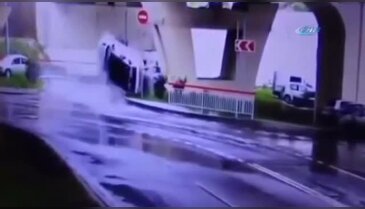 Otomobil aşağı uçtu: Burunları bile kanamadı