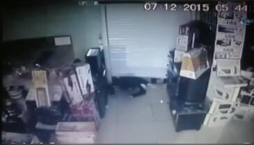 Bir dakikada 40 bin TL'lik telefon çaldılar