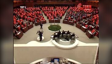 HDP'li Mehmet Ali Aslan TBMM kürsüsüne mermi bazuka ve biber gazı fişekleri ile çıktı