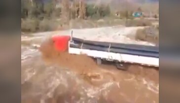 Dev TIR, sel sularının içinden böyle geçti
