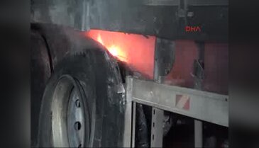 Yanan TIR'ın arkasında duran TIR'a kamyonet çarptı: 1 ölü
