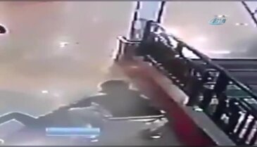 Aşağı düşen çocuğu havada tuttu