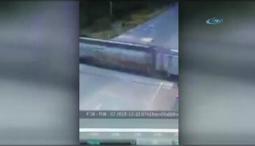 Tren otobüsü biçti: 4 ölü, 23 yaralı