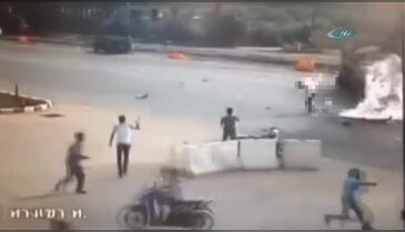 Kaza yapan motosiklet bir anda alevler içinde kaldı