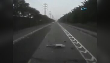 Motosiklet karşı şeride geçti!