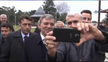 Abdullah Gül'den selfie dersi
