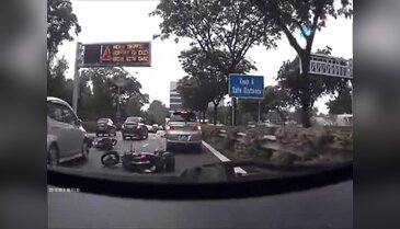 Motosikletler peş peşe devrildi