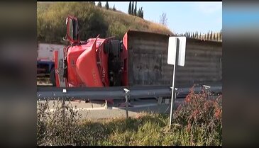 Bursa'da virajı alamayan TIR devrildi!