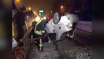Tramvay yoluna uçan otomobilde can pazarı