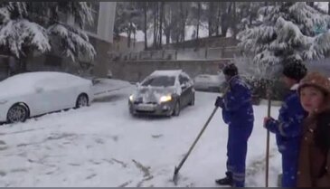 Vatandaşların buzlu yolla imtihanı