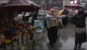 Kar yağışını göbek atarak kutladılar