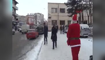 Noel baba kostümüyle yılbaşı protestosu