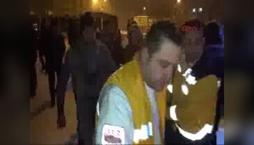Kavga ihbarına giden polis aracı, sokakta kayanlara çarptı: 8 yaralı