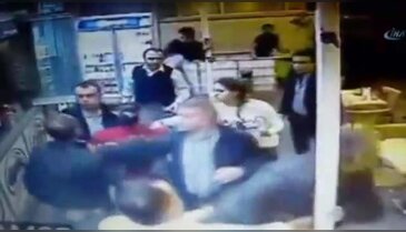 Garsona uçan tekmeli ve bıçaklı saldırı