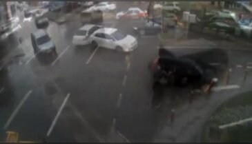 Yağışlı hava kazaları da beraberinde getirdi