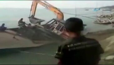 Pakistan'da ilginç olay! İş makinesi gemiyi batırdı