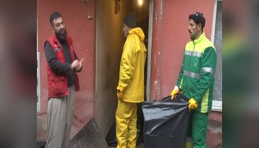Bursa'da çöp evin kapısından dahi girilemedi!