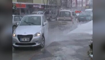 Su vanası patladı, vatandaş araçlarını yıkadı