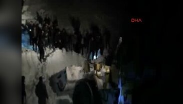 Kara saplanan minibüsü kurtarmak isteyen yolcuların üzerine çığ düştü: 1 ölü