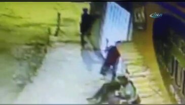 Gürültüye kızdı, satırla saldırdı