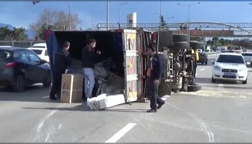 Bursa'da devrilen kamyon trafiği felç etti!