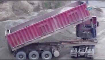 Devrilen damper sürücüyü öldürdü