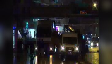 TIR'ın üzerindeki iş makinası üst geçide takılıp taksinin üzerine devrildi 1 ölü