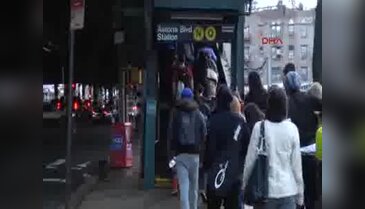 Metroda yarı çıplak eylem