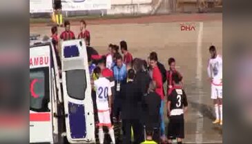 Dili ters dönen futbolcuyu hakem kurtardı