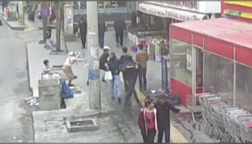 Kadının boynundaki kolyeyi böyle çaldı