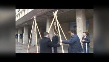 Memurlar, postane önüne darağacı kurup boynuna urgan geçirdi