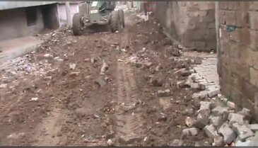 Bozulan yolları da Mehmetçik onarıyor!