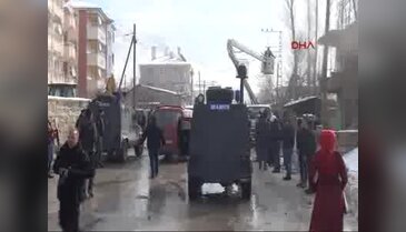 Van'da polis aracına saldırı yapıldı, 20 ev hasar gördü