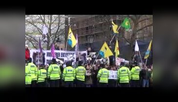 Davutoğlu'nu protesto eden gruba İngiliz polisinden müdahale