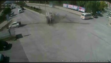 Otomobilin çarptığı ambulans böyle takla attı
