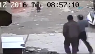 Minik kız bu otomobilin altından sağ çıktı