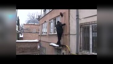'Kapım kilitli' diye yardım isteyen yaşlı kadını polis kurtardı