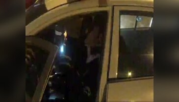 Bursa'da trafik ekibine otomobil çarptı, polis direksiyon başında yaralandı