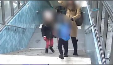 Hırsızlığını gören kadını çocuklarının yanında darp etti