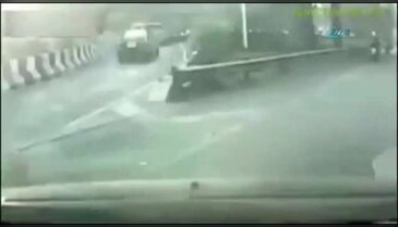 Bariyerlere çakıldı! Hiçbir şey olmamış gibi kalktı