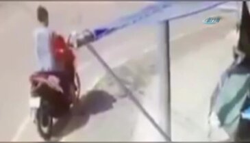 Kadın sürücü çocuğunu yola düşürdü