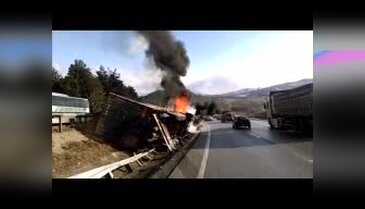 Bursa'da buzlu yolda kayan TIR alev alev yandı