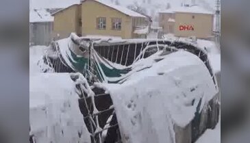 Halı saha çöktü, 20 genç facianın eşiğinden döndü