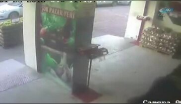 İstanbul'da bıçaklı gasp kamerada